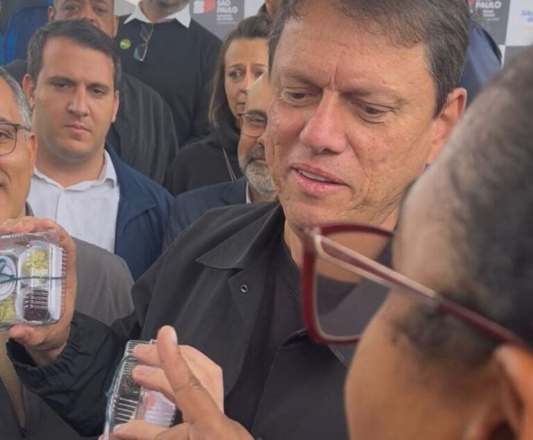 Tarcísio de Freitas vira ‘garoto-propaganda’ de comerciante de doces e impulsiona vendas na Prainha do Riacho Grande