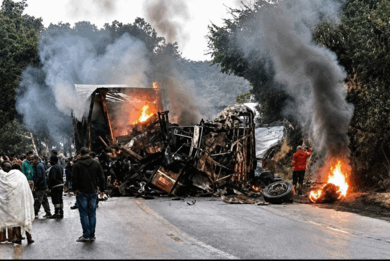 Ônibus que saiu de São Bernardo pega fogo após colisão frontal com carreta e deixa 8 mortos em MG