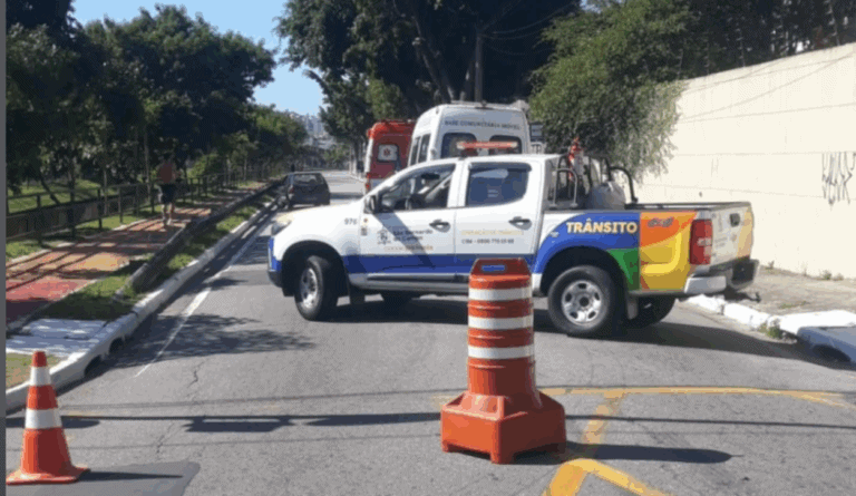 Acidente entre carro e moto mobiliza resgate em São Bernardo do Campo