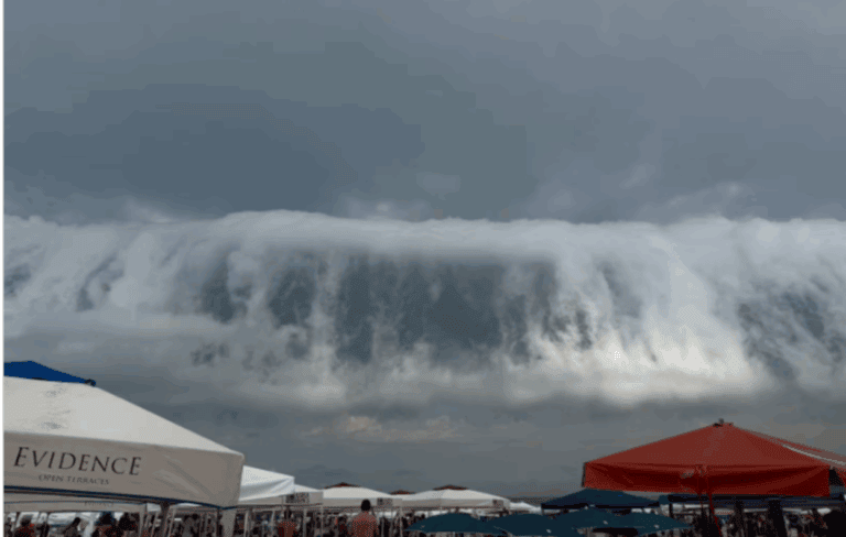 Nuvem gigante impressiona moradores e turistas na Riviera de São Lourenço, em Bertioga