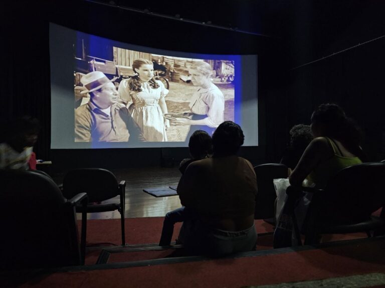 Cine Azul promove tarde de inclusão e acolhimento com exibição de “O Mágico de Oz” em Ribeirão Pires