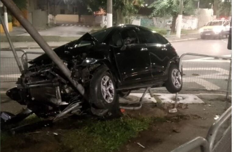Trânsito: motorista perde o controle, invade praça e atinge poste de sinalização de trânsito