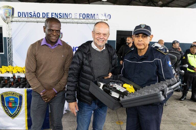 Prefeitura de São Caetano entrega armas de choque, espargidores químicos e uma motocicleta para a GCM
