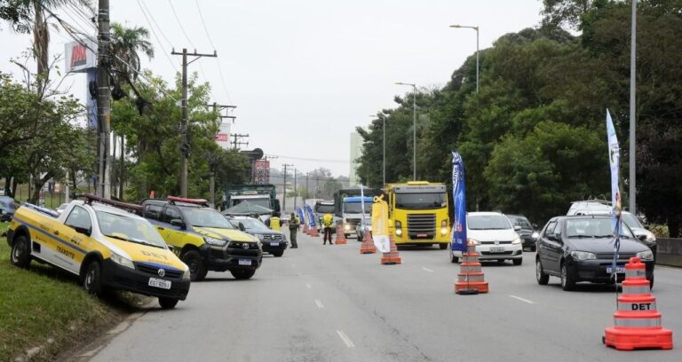 Santo André realiza blitz educativa com caminhões em ação do Maio Amarelo