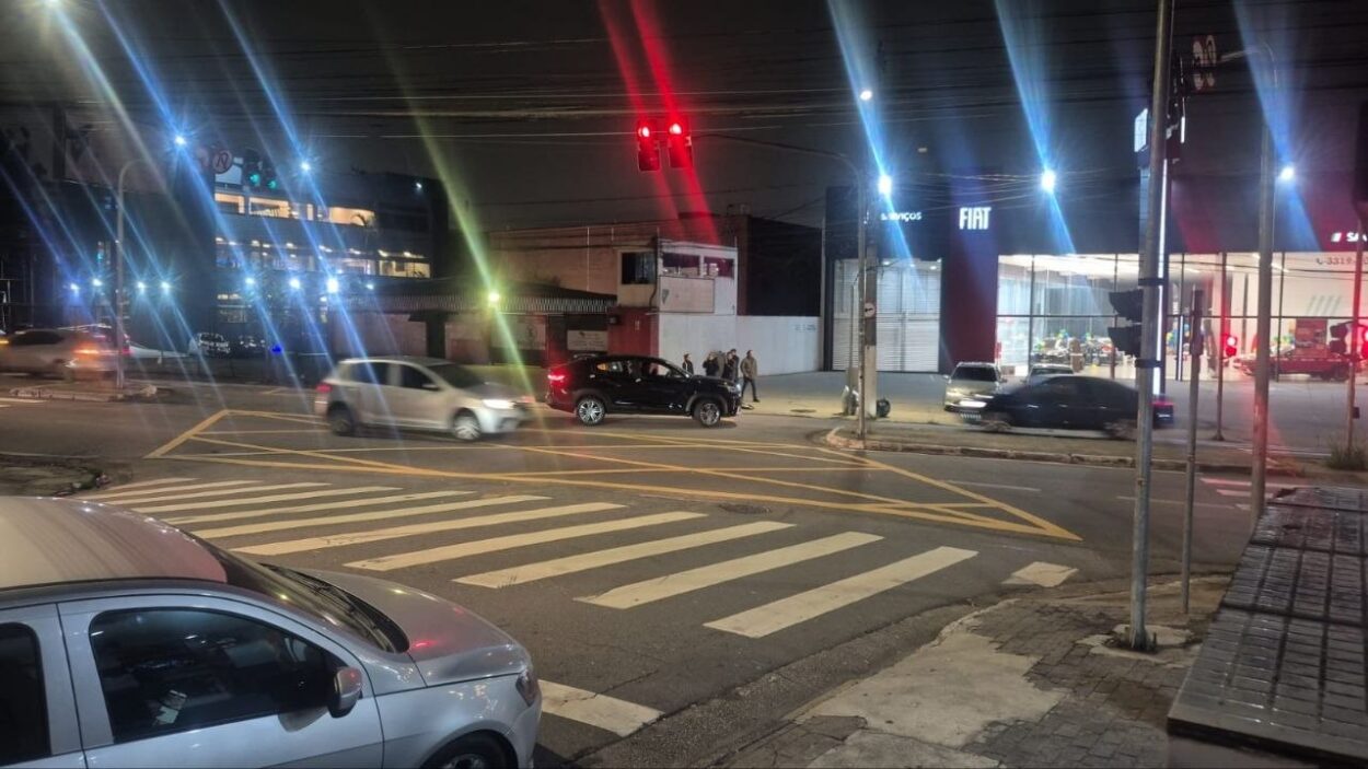 Motociclista fica ferido em acidente com carreta na avenida Senador Vergueiro