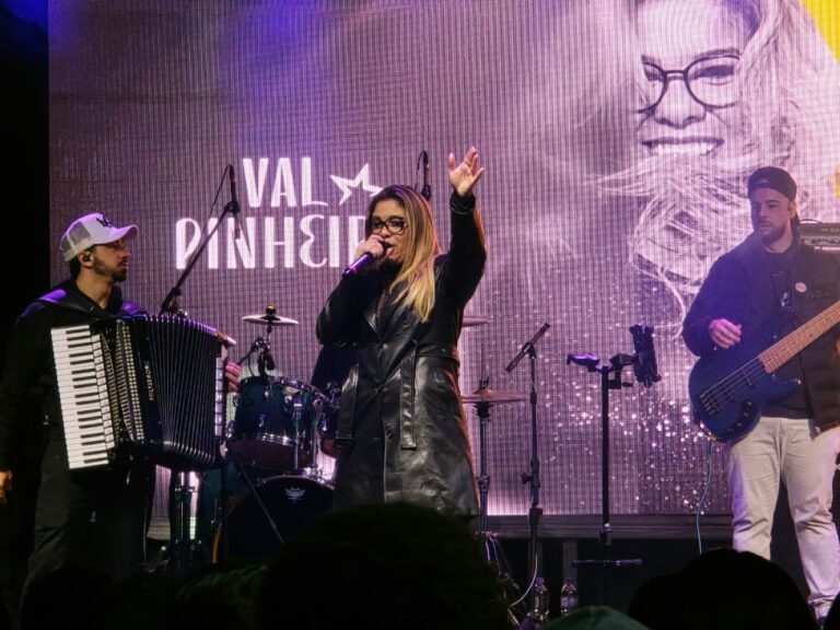 À noite, o clima de celebração tomou conta do público com shows de Marcelo Balvian e Val Pinheiro, coroando mais uma edição da festa que integra o calendário oficial da cidade