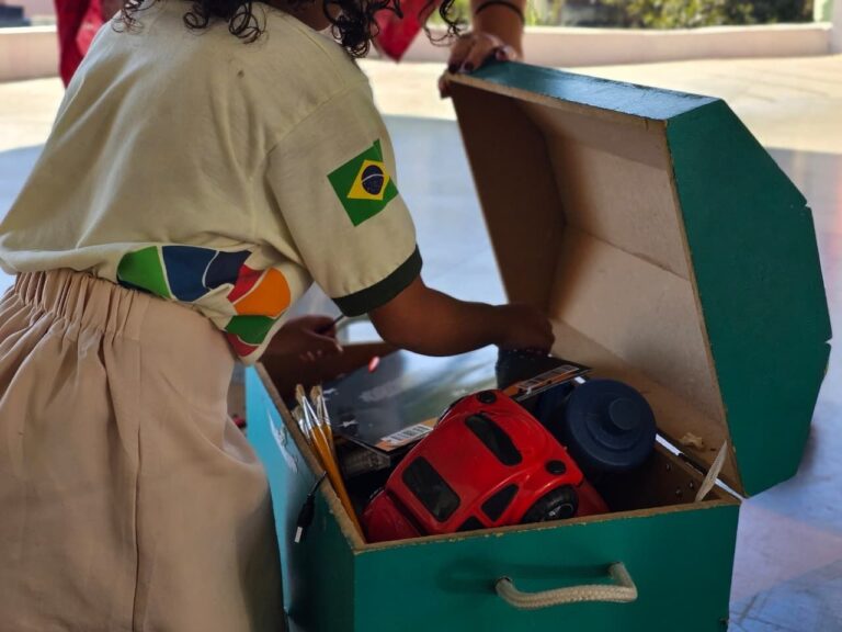 Caixa misteriosa desperta curiosidade e ensina sobre profissões na Escola Tia Mariinha