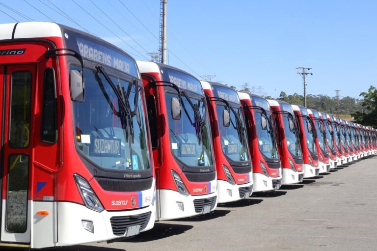 Prefeito Marcelo Oliveira entrega 60 ônibus zero quilômetro