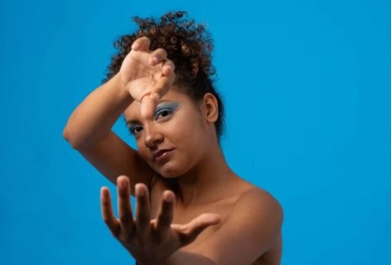 Maria Pérola lança seu EP ‘Coisa de Pele’ de graça no CineTeatro Santos Dumont