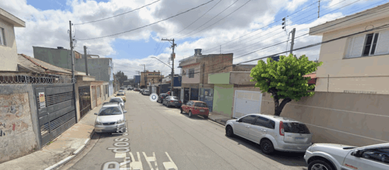 ocorreu na Rua dos Jasmins, onde L. R. S. P. foi atacada a facadas pelo ex-companheiro, I. S. S., proprietário de um lava-rápido.