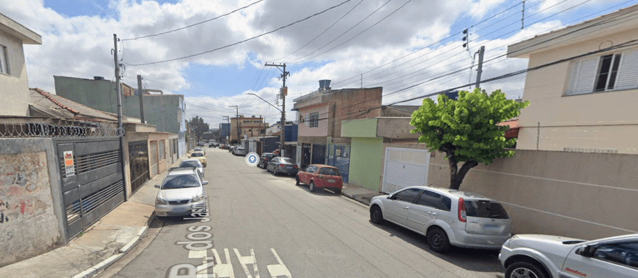 ocorreu na Rua dos Jasmins, onde L. R. S. P. foi atacada a facadas pelo ex-companheiro, I. S. S., proprietário de um lava-rápido.