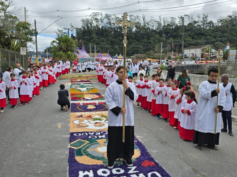 Corpus Christi reúne cerca de 5 mil fiéis em celebração da fé e da tradição em Ribeirão Pires