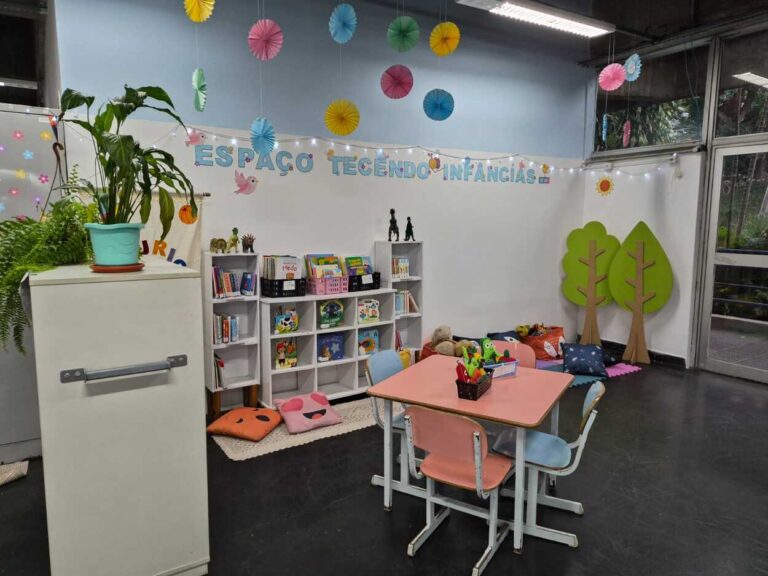 Colorido e aconchegante, o espaço ‘Tecendo Infâncias’ reúne obras voltadas para os pequenos leitores, incluindo livros cartonados e pop-up, pensados para criar vínculos com os livros desde cedo
