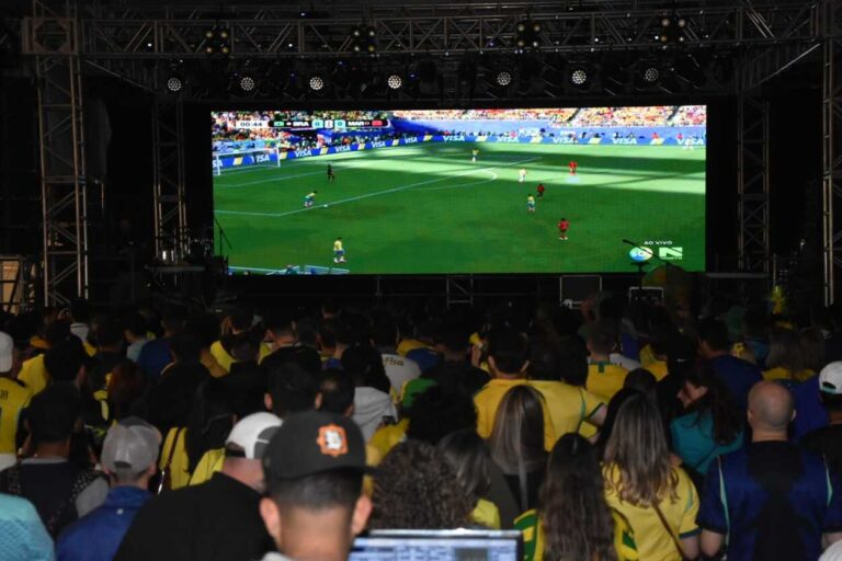 Torcida lota Arraial Solidário de Santo André na estreia da Seleção Brasileira na Copa