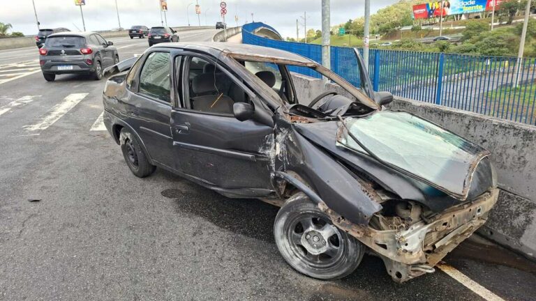Carro capota em alça de acesso para a Rodovia Anchieta em São Bernardo