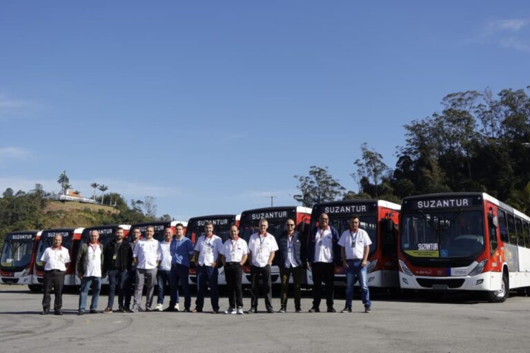 Prefeito Guto Volpi entrega 8 novos ônibus e idade média da frota é reduzida em Ribeirão Pires