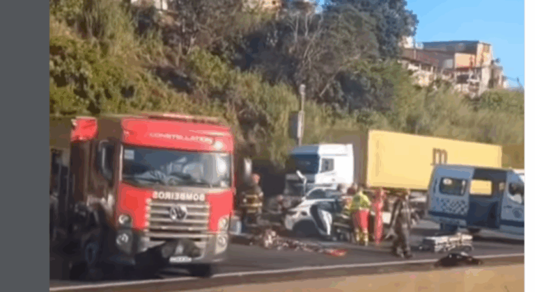Capotamento na Rodovia dos Imigrantes deixa dois feridos e interdita pista sentido litoral