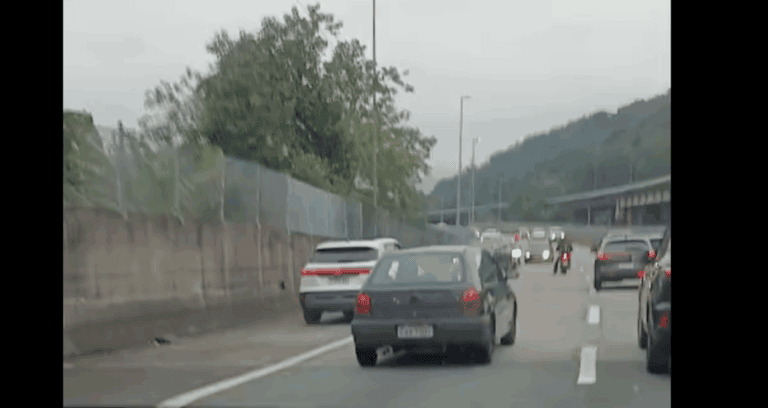 Pânico na Imigrantes: motoristas voltam na contramão para fugir de arrastão