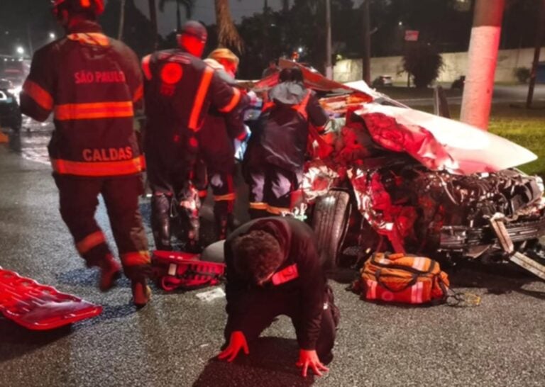 Cena de fé: Homem se ajoelha e reza durante resgate de acidente grave em São Bernardo