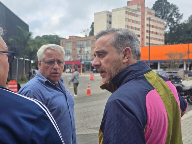 Prefeito Guto Volpi vistoria andamento de obras em diferentes regiões de Ribeirão Pires