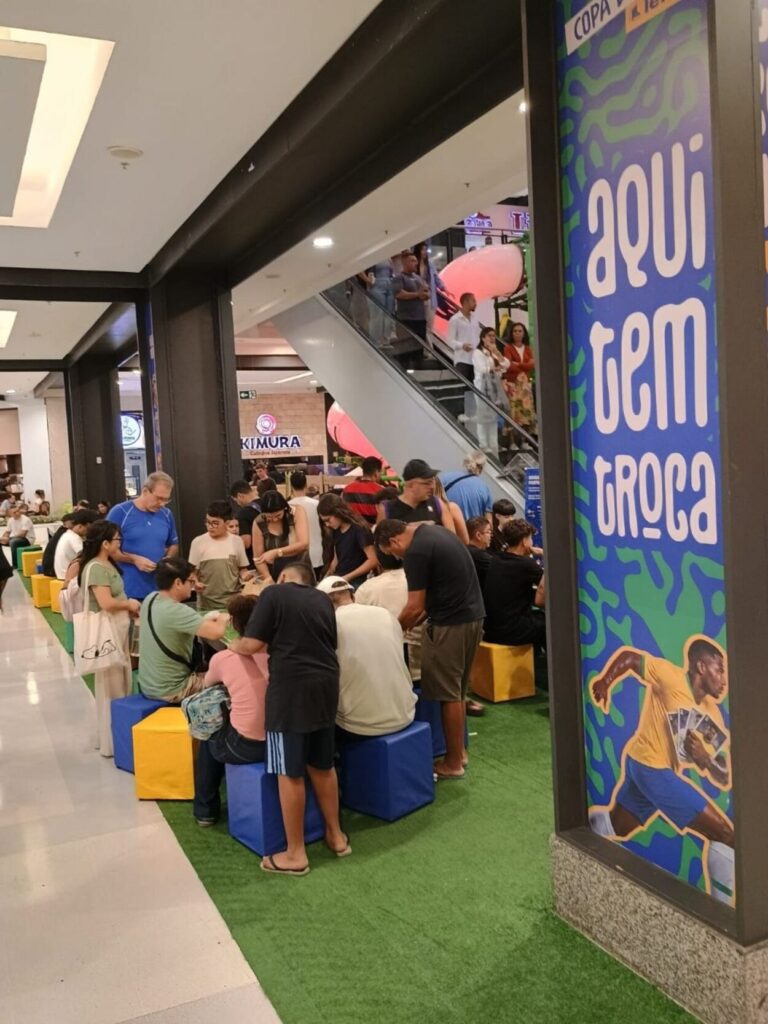 Copa do Mundo aproxima torcedores e transforma troca de figurinhas em momento de conexão e lazer
