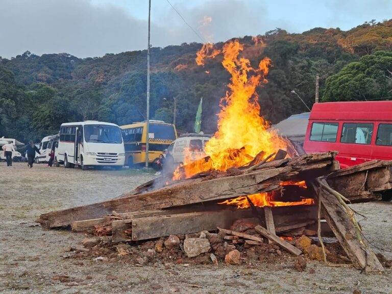Fogueira e show sertanejo embalam segunda noite do 3º Encontro de Motorhomes em Ribeirão Pires