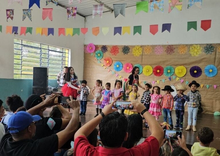 Rede municipal dá início às festas juninas com apresentações culturais e participação das famílias