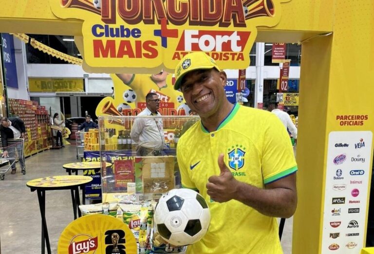 Fort Atacadista de São Bernardo do Campo recebe campeão da Copa do Mundo e movimenta espaço de troca de figurinhas