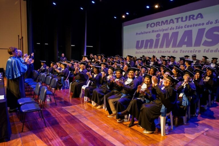 UniMais forma mais de 100 alunos em cerimônia no Teatro Paulo Machado, em São Caetano