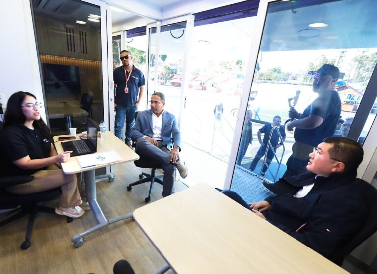 Prefeito de Diadema acompanha atendimentos do Sebrae Móvel