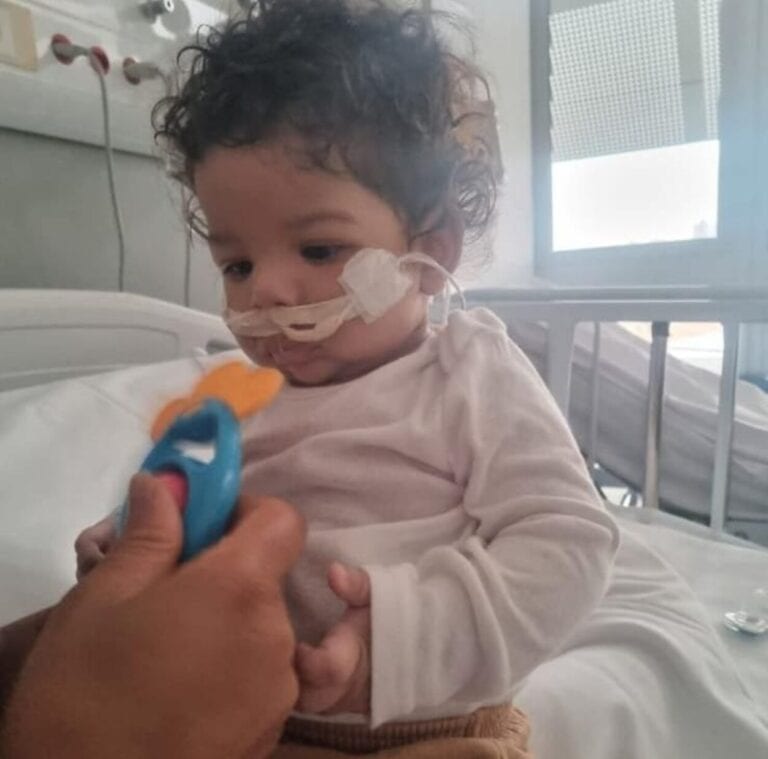 Internado no Hospital de Urgência, pequeno Isaac Ryan aguarda vaga da Cross para hospitais de referência na capital; Estado afirma que busca por leito especializado está em andamento