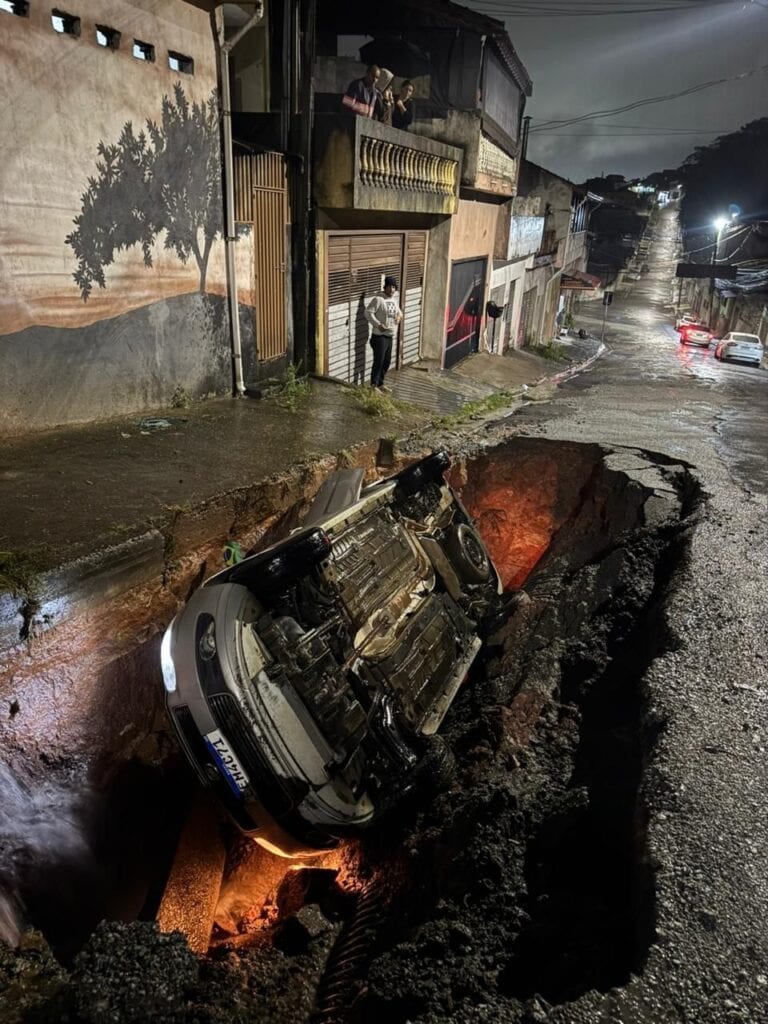 Chuva forte abre cratera e 'engole' carro em Ribeirão Pires