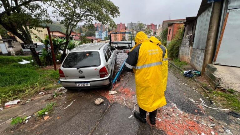 Prefeitura retira 25 carros abandonados das ruas durante operação no Jardim Santo André