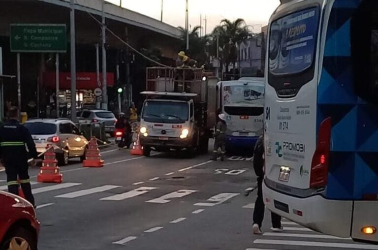 Falha em trólebus trava corredor de ônibus no ABC Paulista e gera longas filas