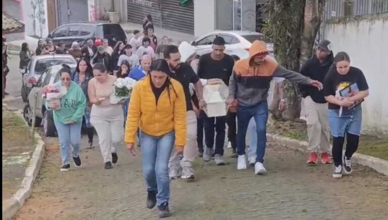 'Foi um assassinato': sob forte clamor por justiça, Ribeirão Pires se despede de mãe e filha mortas na Castello Branco