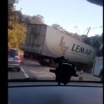 Carreta atravessa na pista e interdita trecho da Estrada Velha de Santos