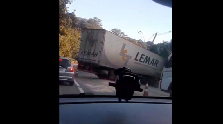 Carreta atravessa na pista e interdita trecho da Estrada Velha de Santos