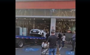 Idoso perde o controle do carro e invade entrada de supermercado em São Bernardo