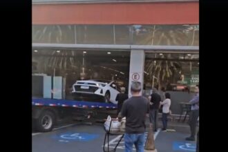 Idoso perde o controle do carro e invade entrada de supermercado em São Bernardo