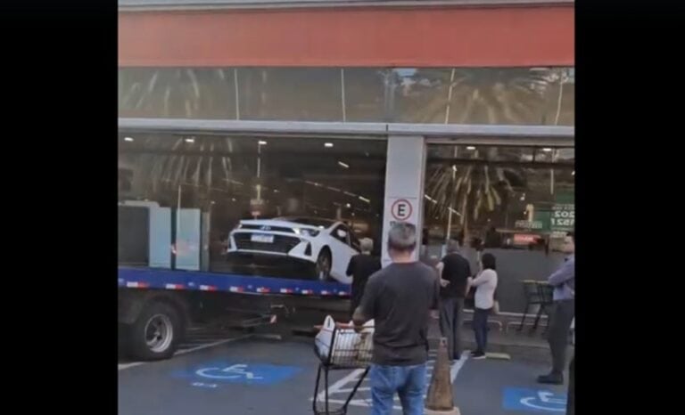 Idoso perde o controle do carro e invade entrada de supermercado em São Bernardo