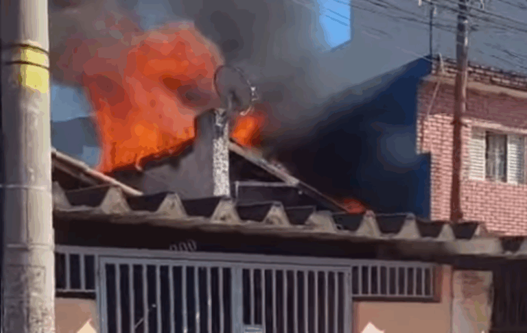 Incêndio atinge residência em São Bernardo e caso vai parar na Delegacia da Mulher