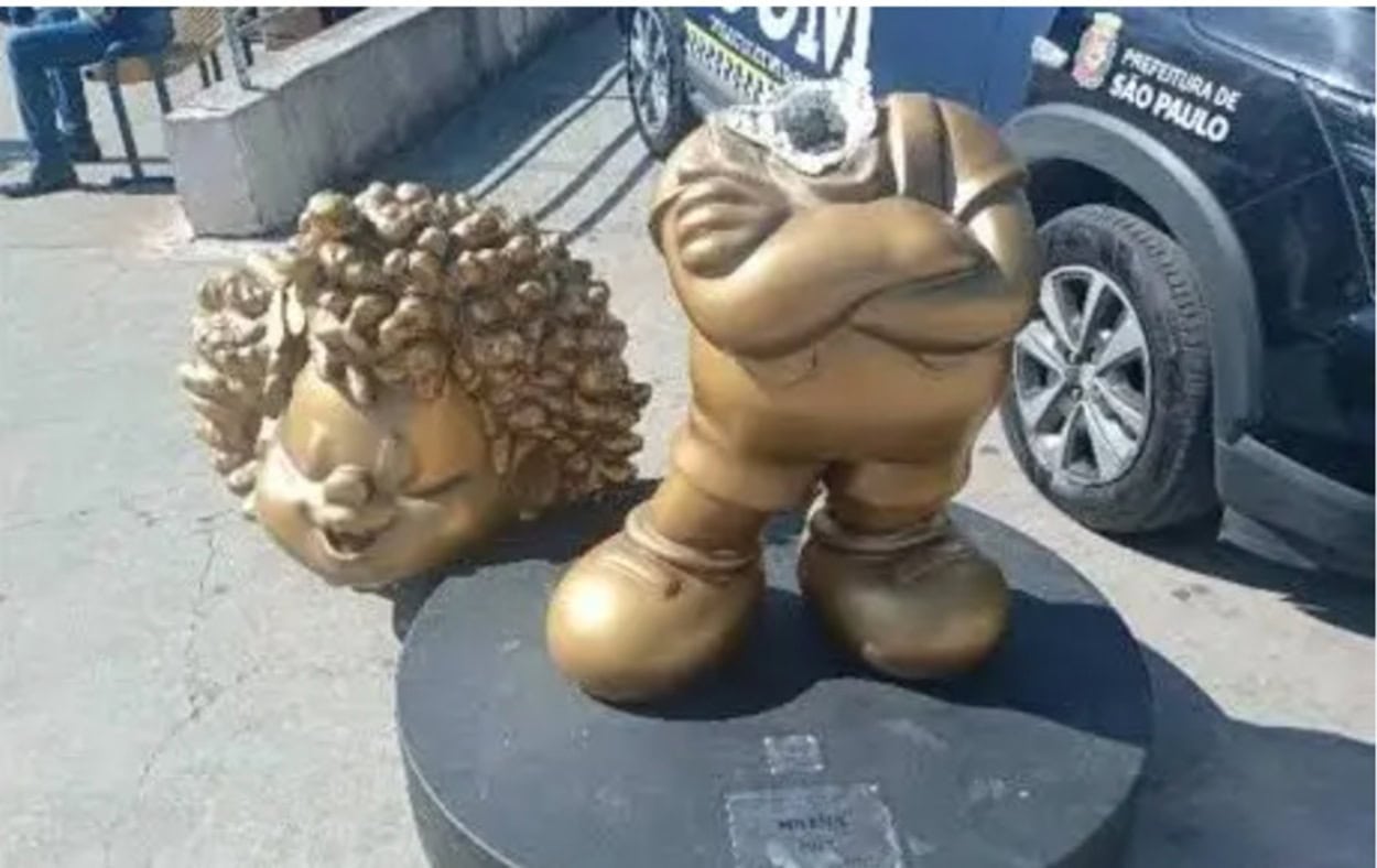 Vídeo mostra que cabeça de estátua da Milena, da Turma da Mônica, se soltou após contato em SP