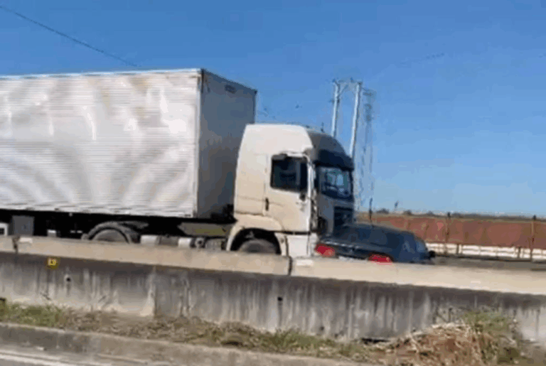 Idosa sai ilesa após ter carro fechado e arrastado por caminhão na via Dutra; motorista fugiu